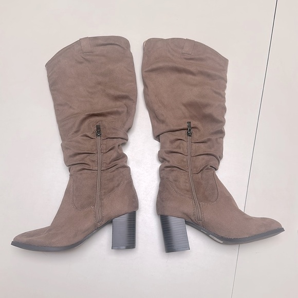 🆕 JOURNEE COLLECTION ANEIL KNEE-HIGH BOOTS IN FAUX SUEDE Taupe Suede Size 7 - Picture 12 of 13
